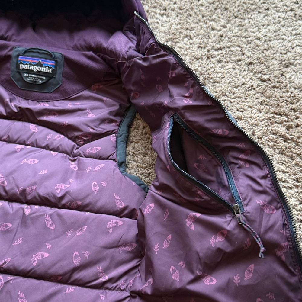 Patagonia Women’s Two-Tone (charcoal grey/dark purple) Hooded Vest, Sz. XS - Picture 7 of 12